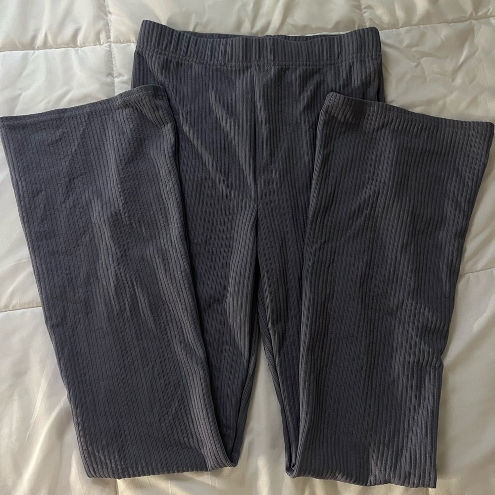 Purple grayish color. Size small, flare.